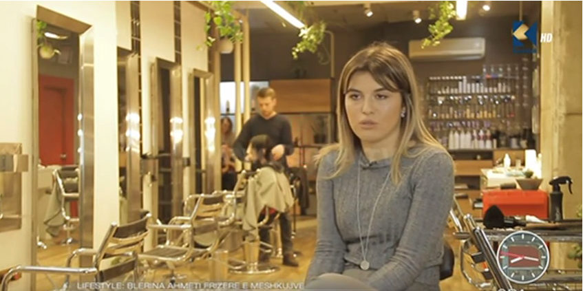 Femra që vendosi të përkujdeset për flokët e meshkujve (VIDEO)