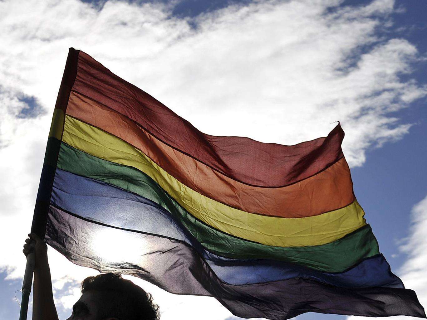 Prindërit planifikojnë përdhunimin e djalit të tyre për ta "shëruar" nga homoseksualiteti