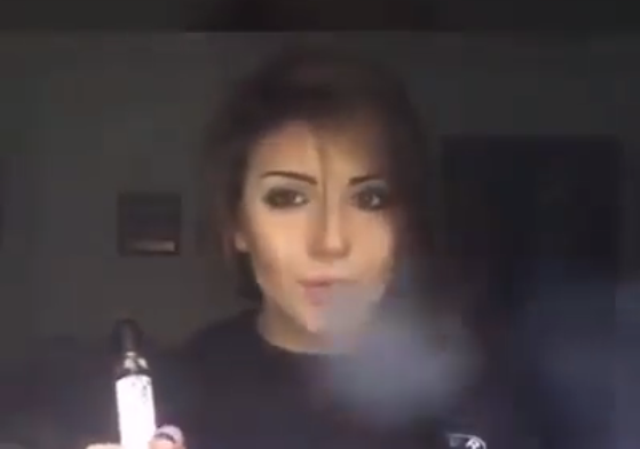 Kësaj vajze nuk i prishet tymi (VIDEO)