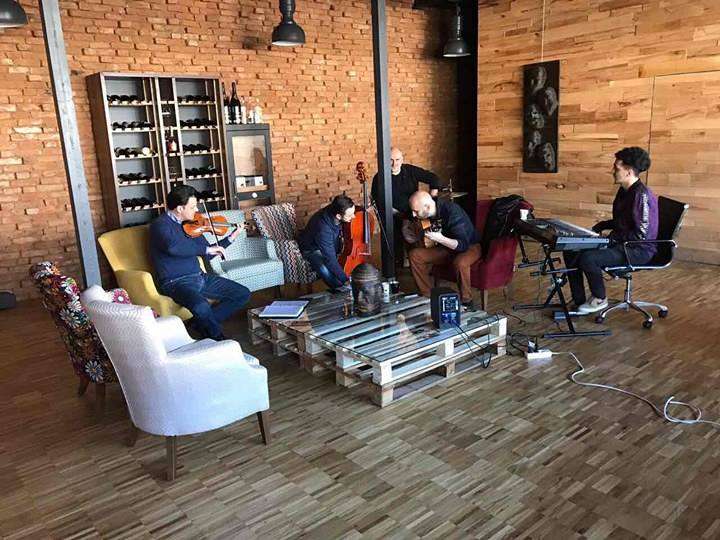Shkëlzen Doli bën provat gjenerale para koncertit të nesërm në Klan Kosova