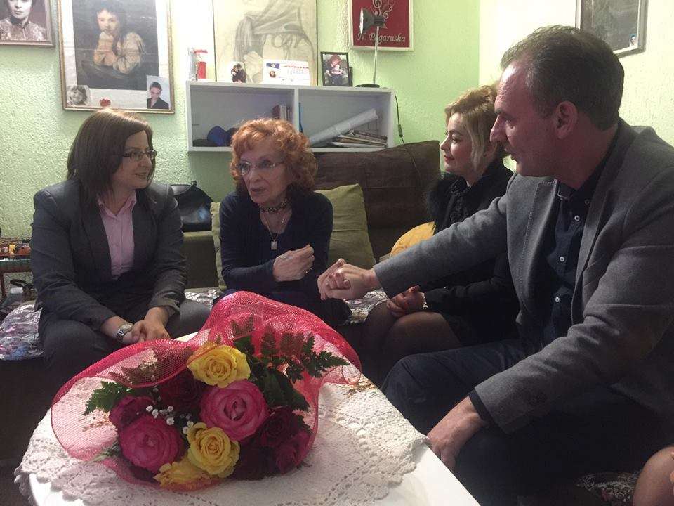 Limaj i bën vizitë bilbilit të këngës shqipe
