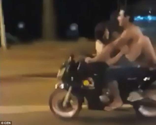 Edhe ngisnin motorin edhe bënin seks (VIDEO)