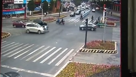 Përplasen nga makina, përfundojnë nën të dhe shpëtojnë të gjallë