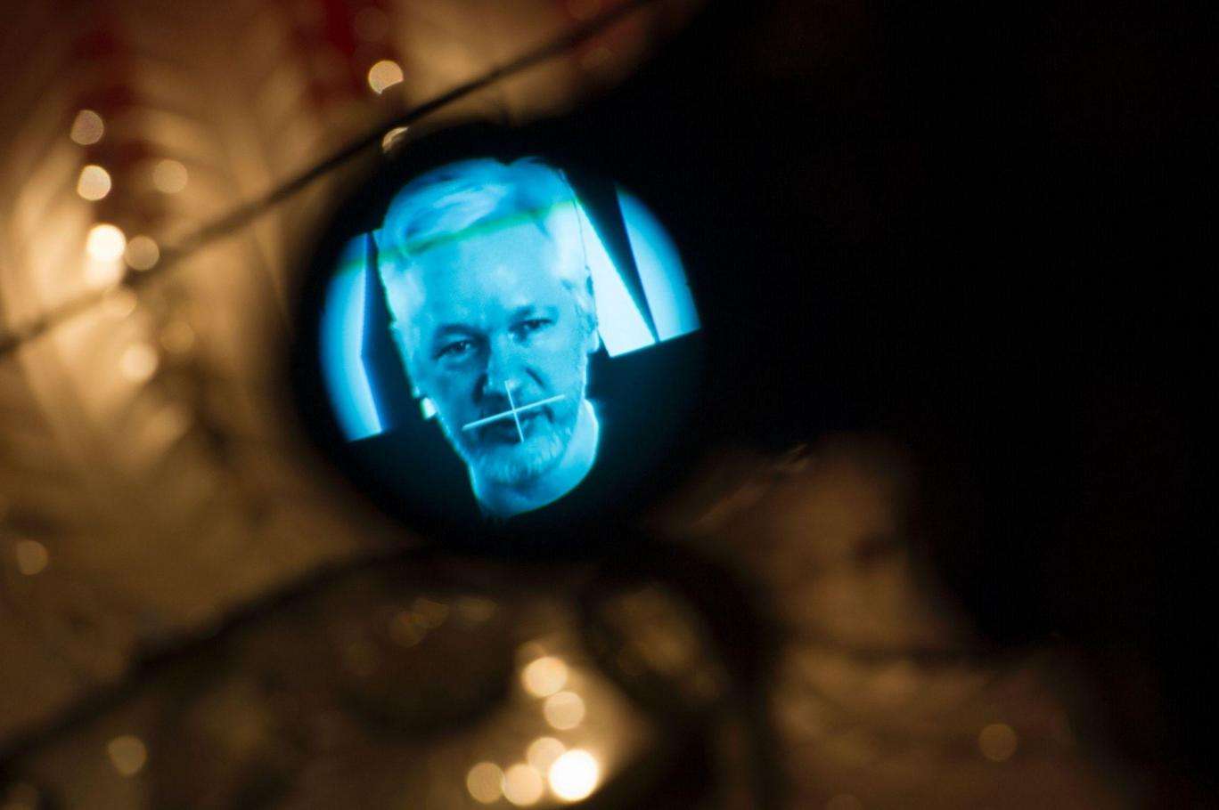 Ekuadori mund ta përzë Julian Assange nga ambasada në Londër