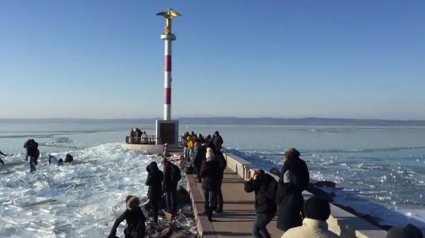 Shikoni si mijëra njerëz ecin mbi liqenin më të madh në Evropën qendrore (VIDEO)