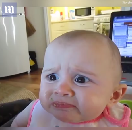 Shikoni si reagon kjo bebe kur e provon avokadon për herë të parë (VIDEO)