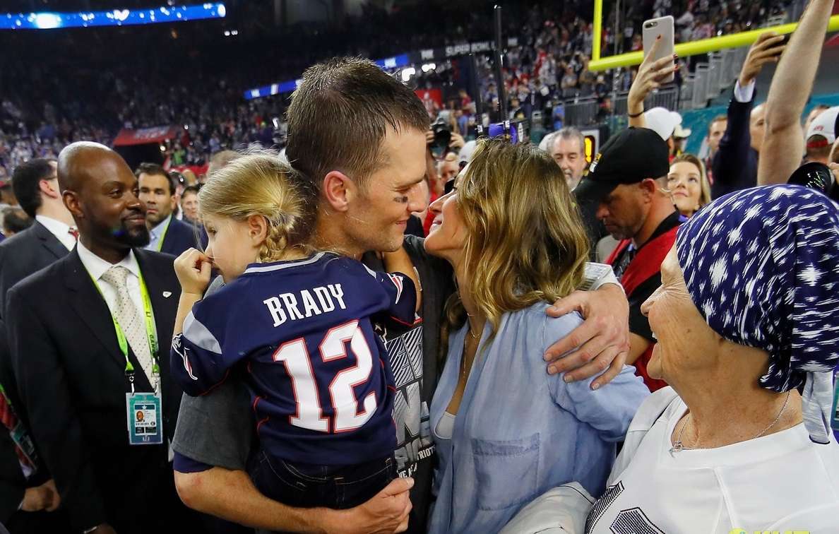 Puthje romantike në fushë pas fitores së Tom Brady (FOTO)
