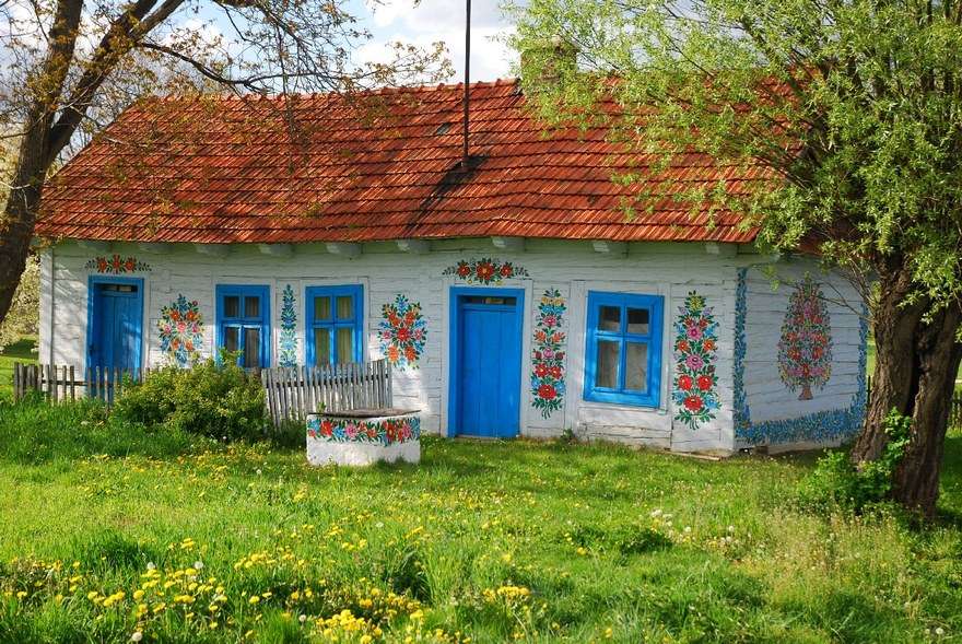 Fshati i vogël në Poloni ku çdo gjë është e mbuluar me lule (FOTO)