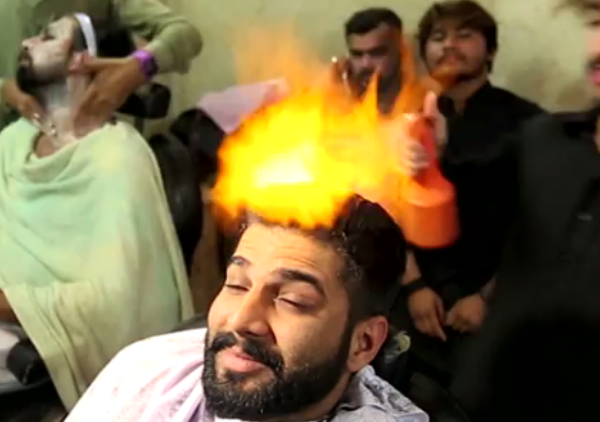 Frizeri pakistanez që pret myshterinjtë me zjarr (VIDEO)