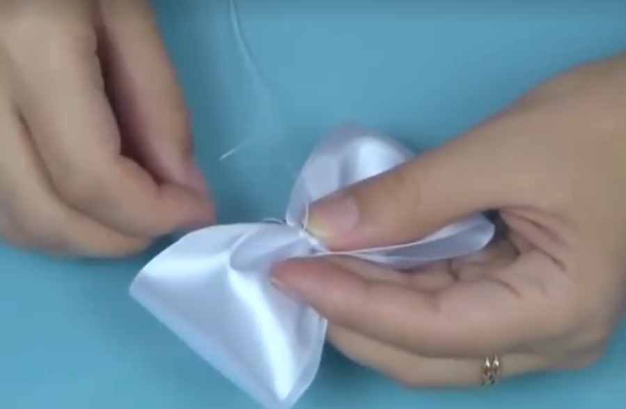 Kështu mund t'i krijoni vetë fjongot tuaja (VIDEO)