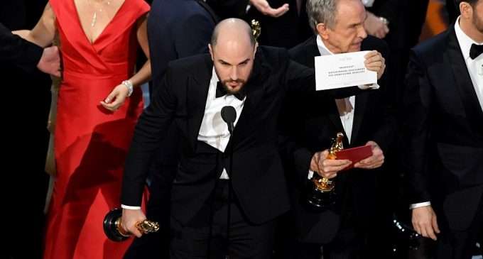 Dorëzuan zarfin e gabuar, Akademia e “Oscar” i shkarkon