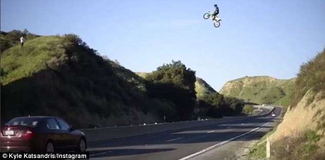 Motoristi kalon rrugën duke kërcyer kodër më kodër (VIDEO)