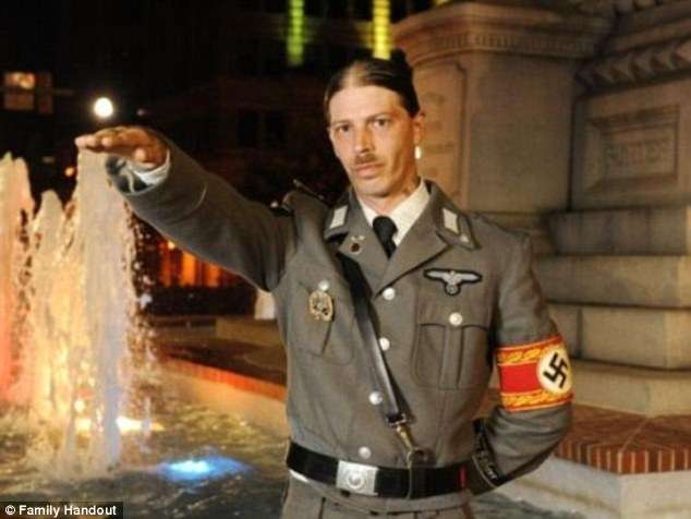 Ndryshon mbiemrin e tij për shkak se adhuronte Adolf Hitlerin (FOTO)