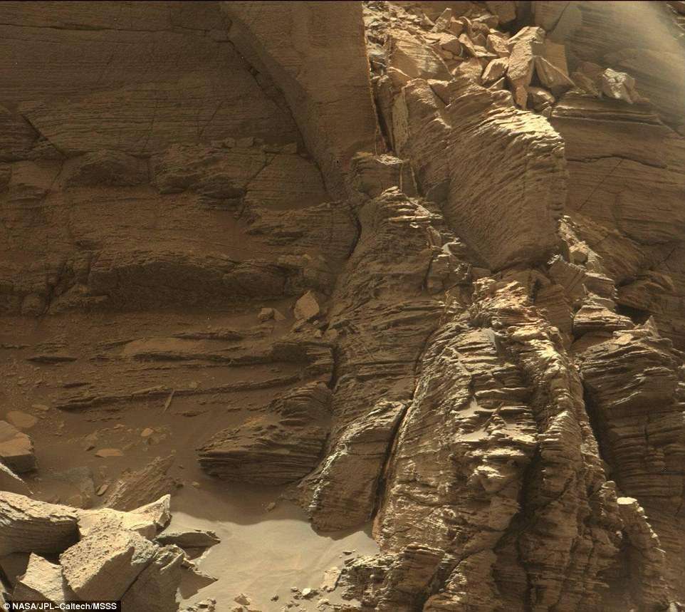 3ebc7c2500000578-4359922-this_view_from_the_mast_camera_mastcam_in_nasa_s_curiosity_mars_-a-17_1490784570954