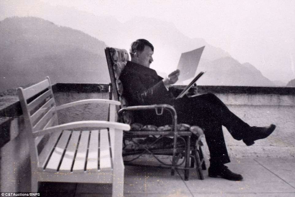 Publikohen fotografi të papara të Hitlerit