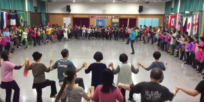 Kinezët vallëzojnë vallen shqipe (VIDEO)