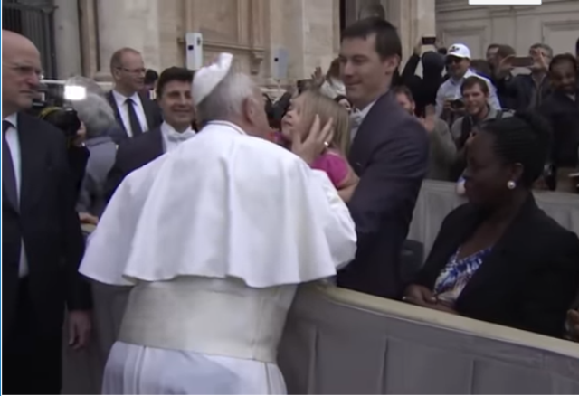 Vajza që ia hoqi kapelen Papa Franqeskut (VIDEO)