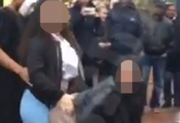 Bëri ''twerk'' me mbulesë por më pas kërcënohet (VIDEO)