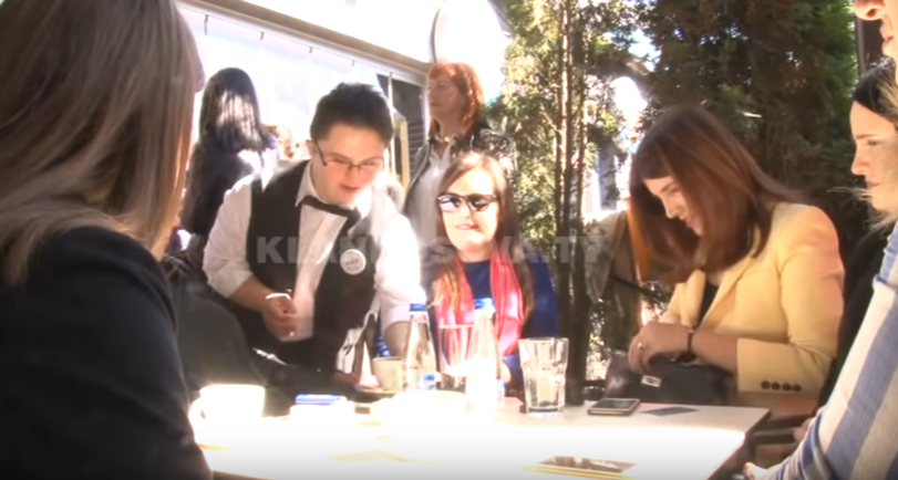 Personat me Sindromën Down punësohen në kafene (VIDEO)
