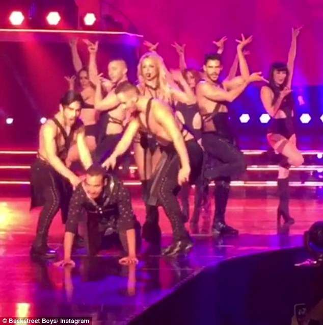 3ee0ba2000000578-4375282-saturday_night_s_m_britney_and_her_team_of_dancers_performed_fre-a-20_1491217193185