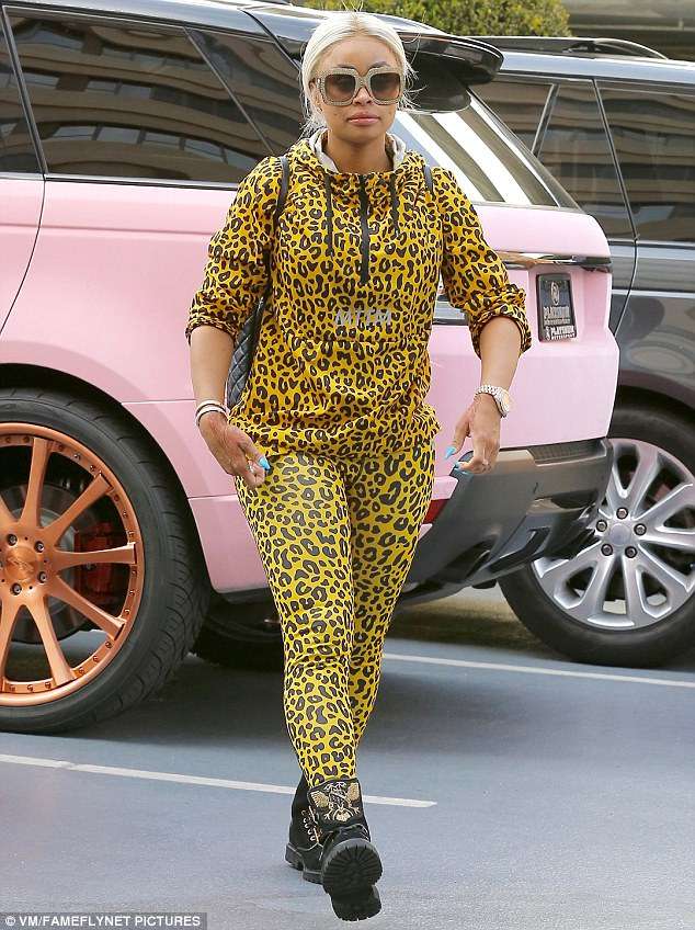 3f561a1300000578-4420090-out_there_the_rob_and_blac_star_commanded_attention_in_a_yellow_-a-7_1492486540396