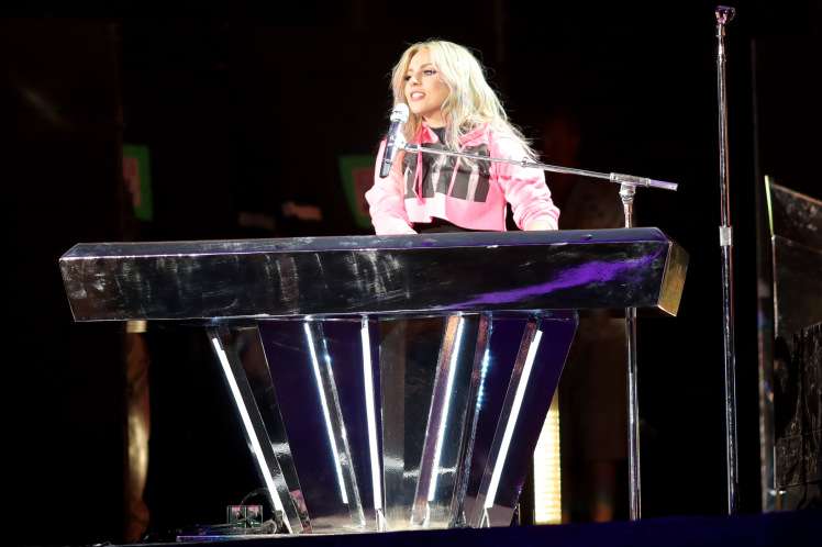 Emocionale; Lady Gaga ia dedikon këngën shoqes me kancer (VIDEO)