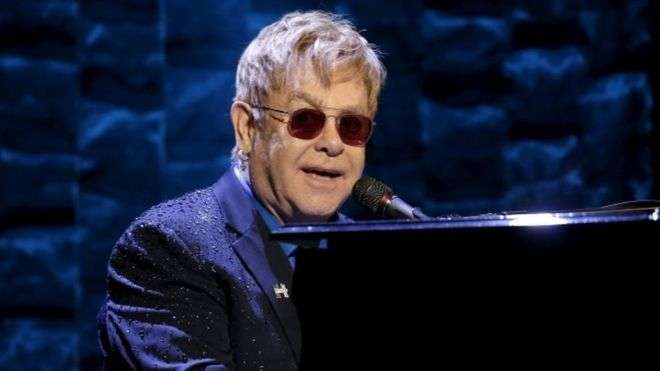Elton John anulon koncertet pasi sëmuret