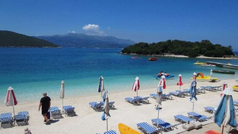 Të huajt plazh në tetor, Ksamili plot me turistë që shijojnë bregdetin