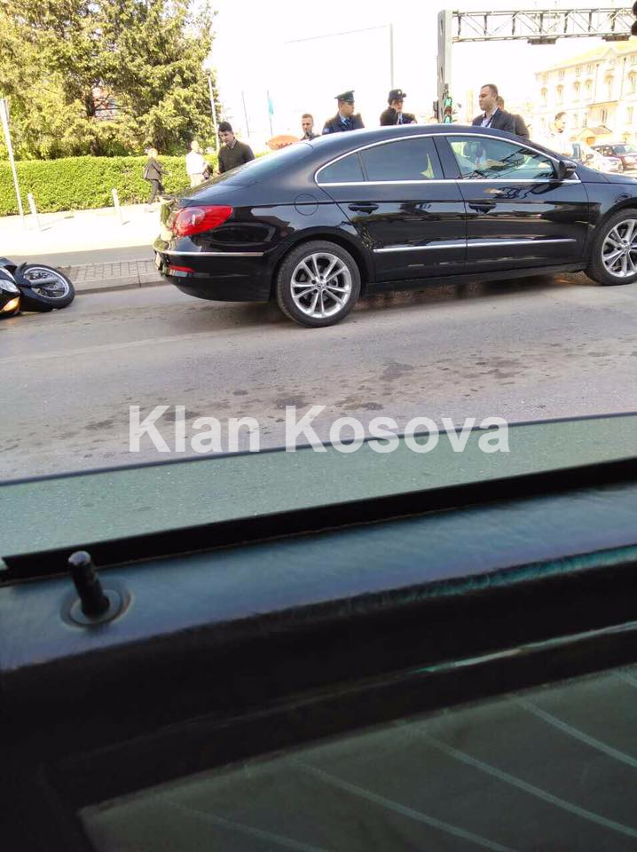 Vetura godet motoçiklistin në Prishtinë (FOTO)
