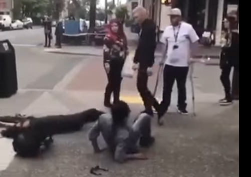 E tmerrshme: Meksikani përplas për toke kalimtarët e rastit (VIDEO)