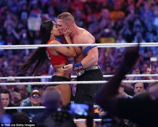 John Cena i propozon martesë të dashurës para 70 mijë të pranishmëve në WWE (VIDEO)