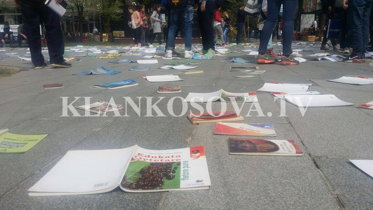 Në qendër të Pejës hudhen librat për toke, shprehet pakënaqësi ndaj mosleximit të tyre (FOTO)