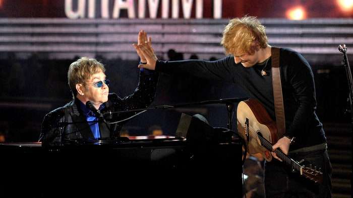 Ed Sheeran dëgjoi këshillat e Elton John (VIDEO)
