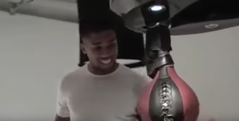 Kur Anthony Joshua kishte bllokuar makinën e goditjeve (VIDEO)