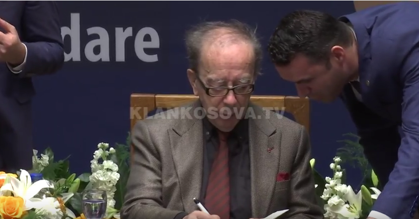 Kadare laureat i çmimit "Letërsia Shqipe" (VIDEO)