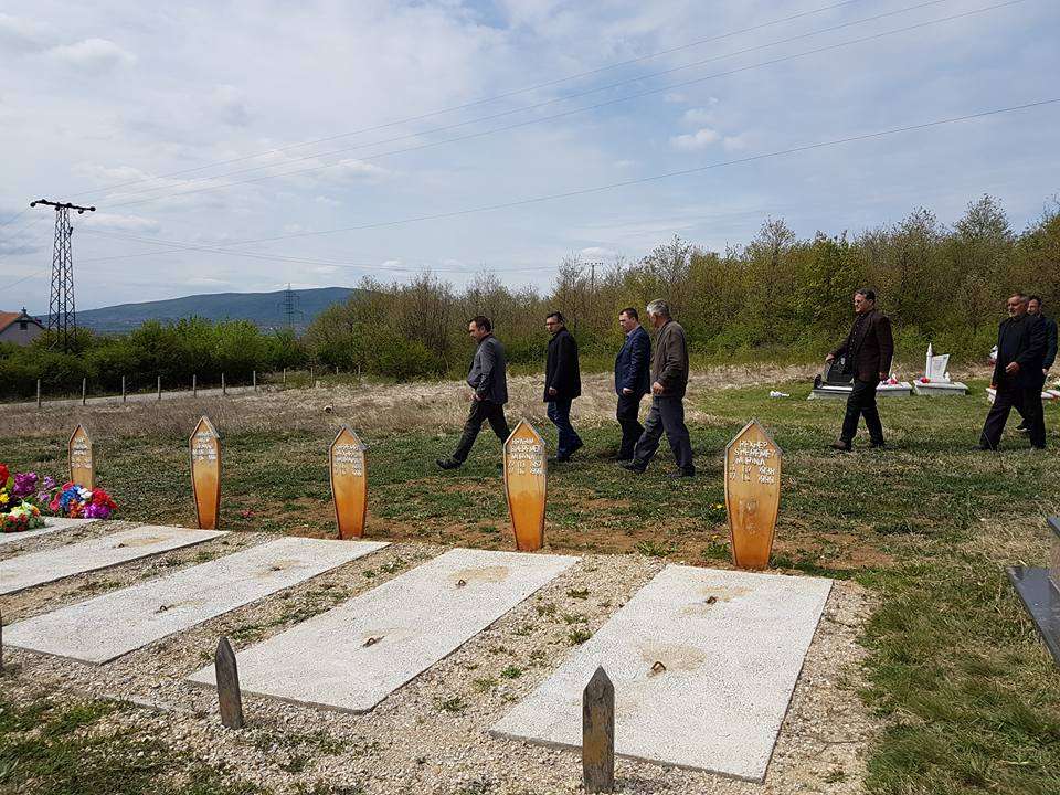 Rexhep Selimi : Përkujton Masakren e Poklekut (FOTO)