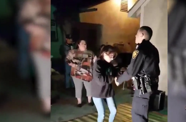Polici mëson fëmijët ta vallëzojnë Salsan (VIDEO)
