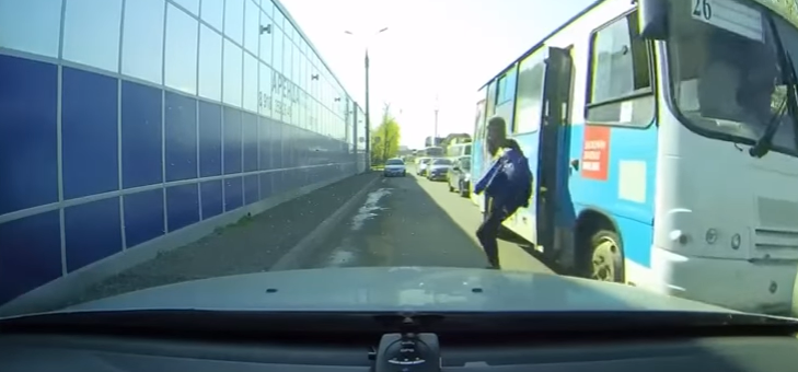 E dhimbshme mënyra se si zbret kjo vajzë nga autobusi (VIDEO)
