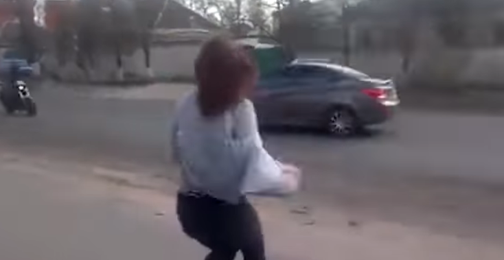 Ukrainasja mollë sherri - bën ''twerk'', shkakton aksidente (VIDEO)