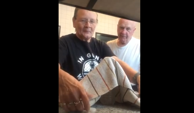 Shikoni çfarë magjie i bën kjo e moshuar burrit të saj (VIDEO)