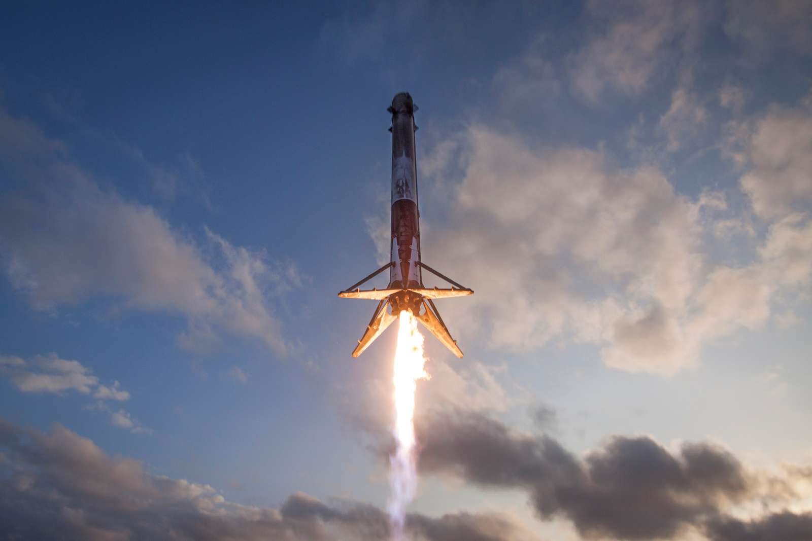 SpaceX shtyn lëshimin e satelitit sekret të inteligjencës amerikane
