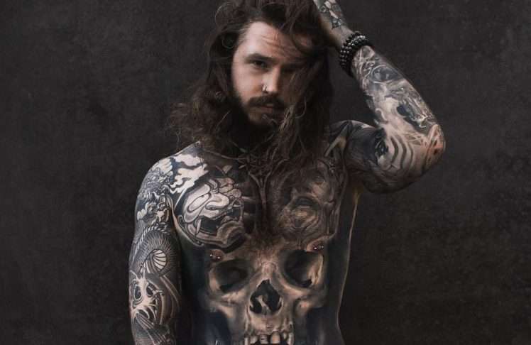 Modeli që i mbulon vrragat me tatuazhe