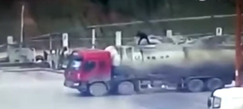 E dhimbshme: Papritur hidhet në ajër ngasësi i kamionit (VIDEO)