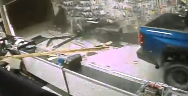 Bisha ''Toyota Tundra'' demolon dyqanin, plaçkitësit marrin armët (VIDEO)