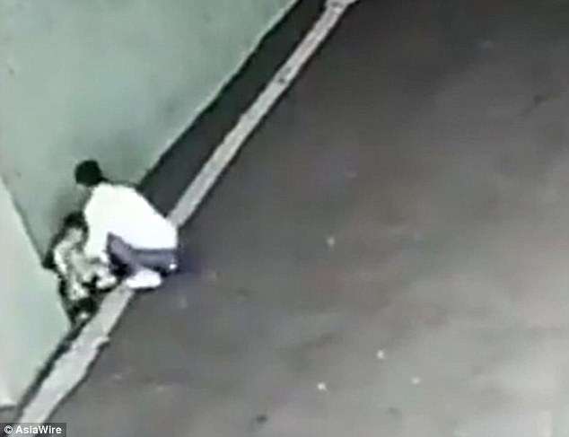 Nëna braktis foshnjën në një parking makinash (VIDEO)