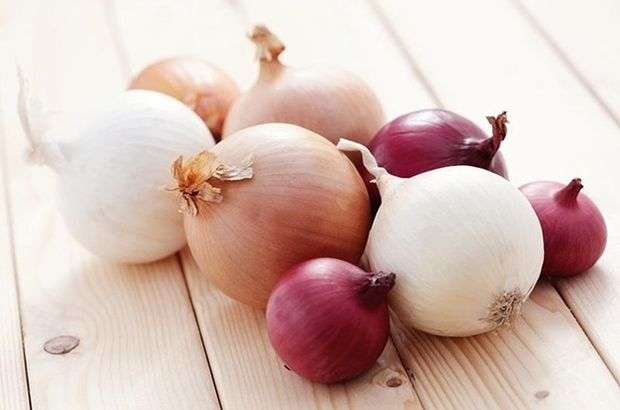 Kështu mund ta përdorni qepën për të rritur flokët
