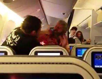 Rrahje e ashpër në aeroplan (VIDEO)
