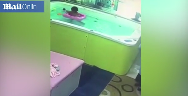 Shokuese: Vogëlushi rrezikon të mbytet gjatë larjes në pishinë (VIDEO)