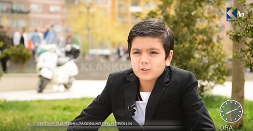 Djaloshi i pasionuar për futbollin (VIDEO)