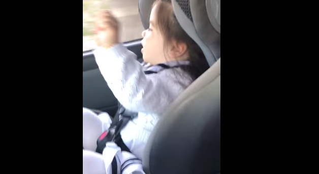 Vogëlushja që çmendet pas këngës ''Uptown Funk'' (VIDEO)